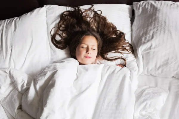 Família Feliz Deitada Debaixo Cobertor Cama Casa — Fotografia de Stock