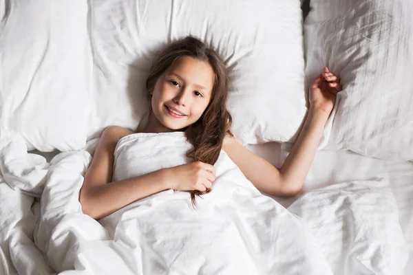 Família Feliz Deitada Debaixo Cobertor Cama Casa — Fotografia de Stock