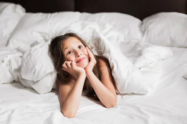 Família Feliz Deitada Debaixo Cobertor Cama Casa — Fotografia de Stock