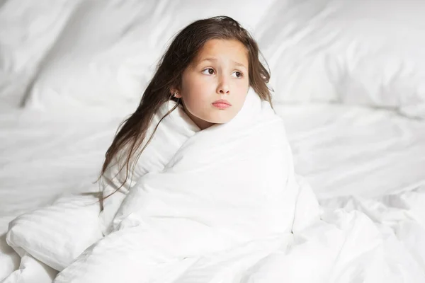 Família Feliz Deitada Debaixo Cobertor Cama Casa — Fotografia de Stock