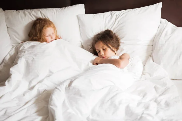 Família Feliz Deitada Debaixo Cobertor Cama Casa — Fotografia de Stock