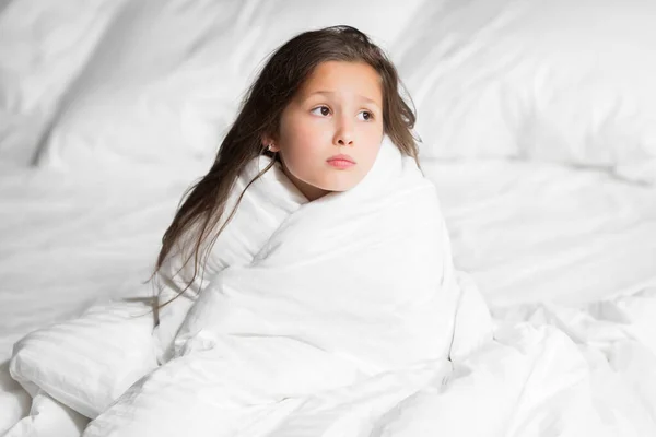 Família Feliz Deitada Debaixo Cobertor Cama Casa — Fotografia de Stock