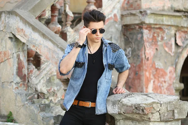 Stylish Guy Standing Street Denim Jacket Men Looks — Stok fotoğraf