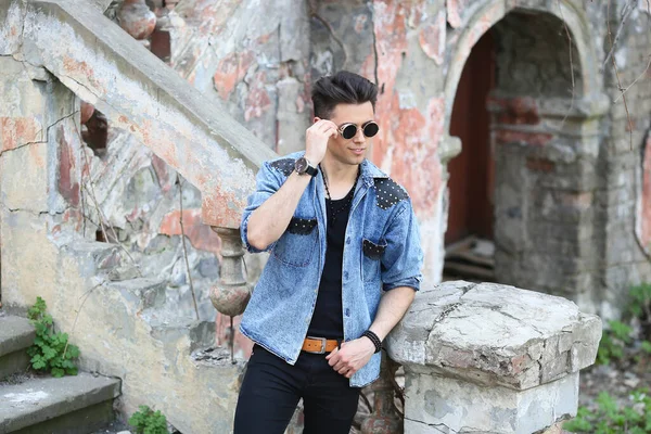 Stylish Guy Standing Street Denim Jacket Men Looks — Stok fotoğraf