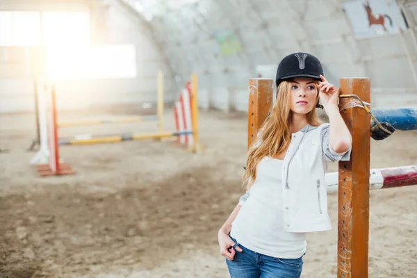 Beautiful Blond Professional Female Jockey Standing Horse Woman Horse Rider — Fotografia de Stock