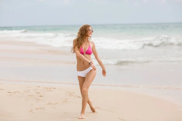 在热带海滩上穿着白色比基尼的年轻女子的肖像看着相机 美丽的拉丁女孩泳装与复制空间 暑假和日光浴的概念 — 图库照片