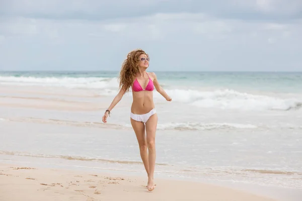 Portrait Jeune Femme Bikini Blanc Sur Une Plage Tropicale Regardant — Photo