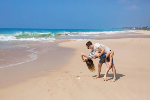 Portrait Lovely Couple Love Having Fun Beach Young Beautiful People — Stockfoto