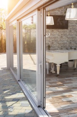 İçi boş bir ofis binası. Modern bir panoramik pencere ve Alabang ufuk çizgisi manzarası. İç konsept. Mimari arka plan.