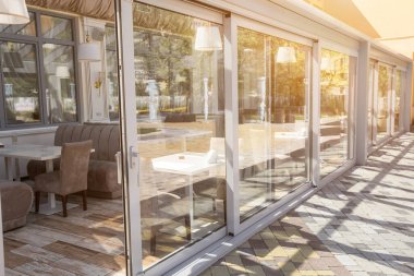 İçi boş bir ofis binası. Modern bir panoramik pencere ve Alabang ufuk çizgisi manzarası. İç konsept. Mimari arka plan.