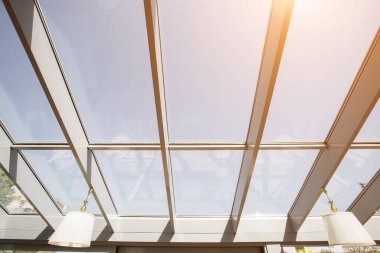 İçi boş bir ofis binası. Modern bir panoramik pencere ve Alabang ufuk çizgisi manzarası. İç konsept. Mimari arka plan.