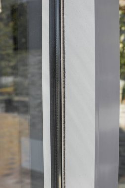 İçi boş bir ofis binası. Modern bir panoramik pencere ve Alabang ufuk çizgisi manzarası. İç konsept. Mimari arka plan.