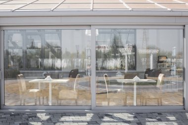 İçi boş bir ofis binası. Modern bir panoramik pencere ve Alabang ufuk çizgisi manzarası. İç konsept. Mimari arka plan.