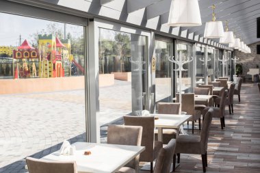 İçi boş bir ofis binası. Modern bir panoramik pencere ve Alabang ufuk çizgisi manzarası. İç konsept. Mimari arka plan.