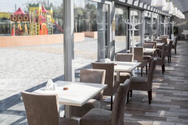 İçi boş bir ofis binası. Modern bir panoramik pencere ve Alabang ufuk çizgisi manzarası. İç konsept. Mimari arka plan.