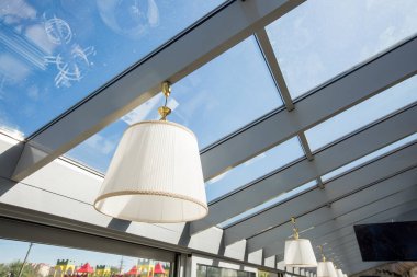 İçi boş bir ofis binası. Modern bir panoramik pencere ve Alabang ufuk çizgisi manzarası. İç konsept. Mimari arka plan.