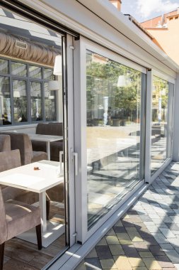 İçi boş bir ofis binası. Modern bir panoramik pencere ve Alabang ufuk çizgisi manzarası. İç konsept. Mimari arka plan.