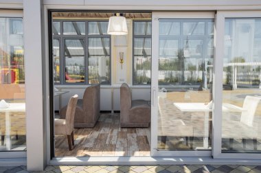 İçi boş bir ofis binası. Modern bir panoramik pencere ve Alabang ufuk çizgisi manzarası. İç konsept. Mimari arka plan.