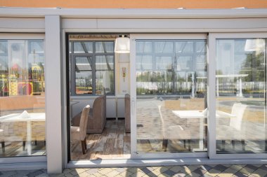 İçi boş bir ofis binası. Modern bir panoramik pencere ve Alabang ufuk çizgisi manzarası. İç konsept. Mimari arka plan.