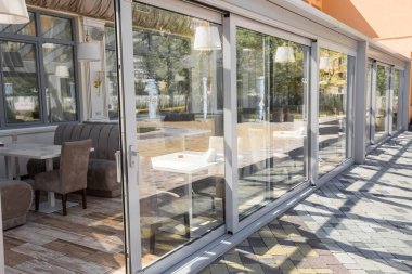 İçi boş bir ofis binası. Modern bir panoramik pencere ve Alabang ufuk çizgisi manzarası. İç konsept. Mimari arka plan.