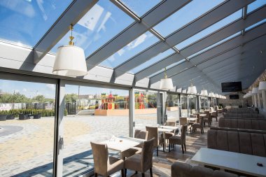 İçi boş bir ofis binası. Modern bir panoramik pencere ve Alabang ufuk çizgisi manzarası. İç konsept. Mimari arka plan.