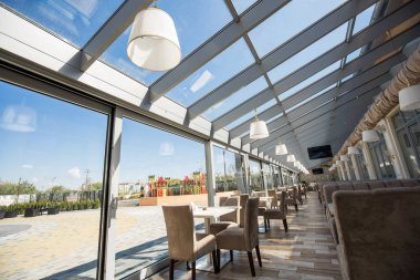 İçi boş bir ofis binası. Modern bir panoramik pencere ve Alabang ufuk çizgisi manzarası. İç konsept. Mimari arka plan.