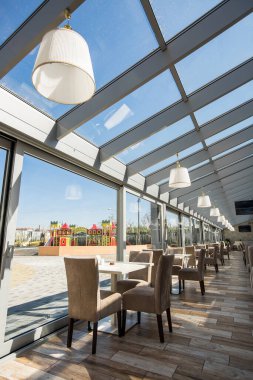 İçi boş bir ofis binası. Modern bir panoramik pencere ve Alabang ufuk çizgisi manzarası. İç konsept. Mimari arka plan.