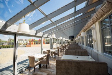 İçi boş bir ofis binası. Modern bir panoramik pencere ve Alabang ufuk çizgisi manzarası. İç konsept. Mimari arka plan.