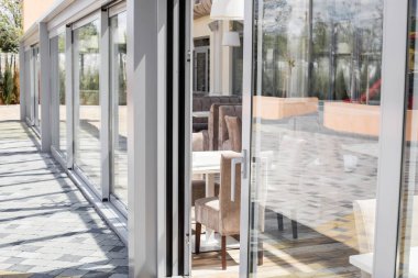 İçi boş bir ofis binası. Modern bir panoramik pencere ve Alabang ufuk çizgisi manzarası. İç konsept. Mimari arka plan.