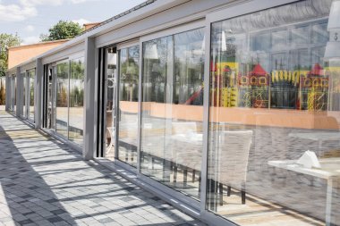 İçi boş bir ofis binası. Modern bir panoramik pencere ve Alabang ufuk çizgisi manzarası. İç konsept. Mimari arka plan.