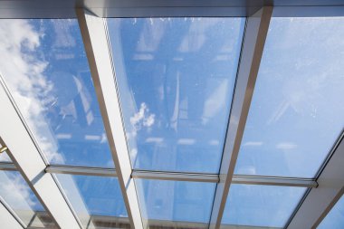 İçi boş bir ofis binası. Modern bir panoramik pencere ve Alabang ufuk çizgisi manzarası. İç konsept. Mimari arka plan.