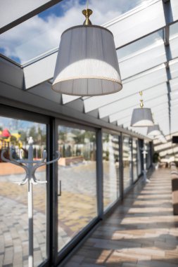 İçi boş bir ofis binası. Modern bir panoramik pencere ve Alabang ufuk çizgisi manzarası. İç konsept. Mimari arka plan.