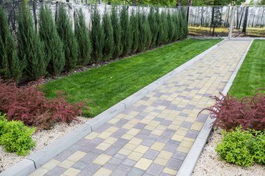 Çimen desenli taş kaldırım. Çamurlu kaldırım arka planının en üst görüntüsü. Eski kaldırım taşları sokağının soyut arkaplanı