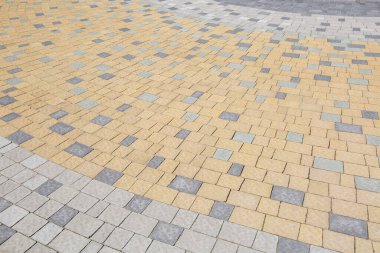 Çimen desenli taş kaldırım. Çamurlu kaldırım arka planının en üst görüntüsü. Eski kaldırım taşları sokağının soyut arkaplanı