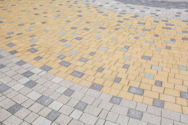 Çimen desenli taş kaldırım. Çamurlu kaldırım arka planının en üst görüntüsü. Eski kaldırım taşları sokağının soyut arkaplanı