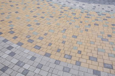 Çimen desenli taş kaldırım. Çamurlu kaldırım arka planının en üst görüntüsü. Eski kaldırım taşları sokağının soyut arkaplanı