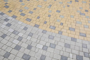 Çimen desenli taş kaldırım. Çamurlu kaldırım arka planının en üst görüntüsü. Eski kaldırım taşları sokağının soyut arkaplanı