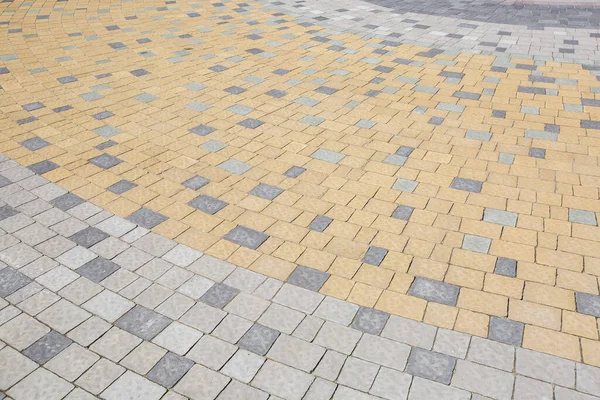 Çimen desenli taş kaldırım. Çamurlu kaldırım arka planının en üst görüntüsü. Eski kaldırım taşları sokağının soyut arkaplanı