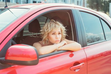 Bir araba anahtarları gösterilen çekici sarışın.