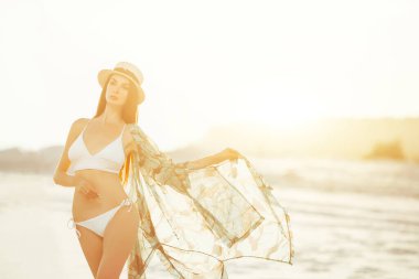kum beyaz bikinili seksi kız