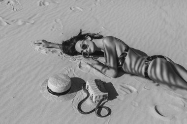 kum beyaz bikinili seksi kız