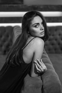 Genç, güzel esmer kadın hareket halinde. - Evet. Parlak gece elbisesi içindeki çekici kız gece kulübünde dans ediyor..