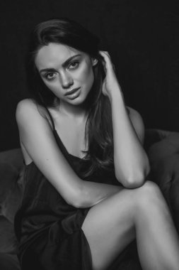 Genç, güzel esmer kadın hareket halinde. - Evet. Parlak gece elbisesi içindeki çekici kız gece kulübünde dans ediyor..