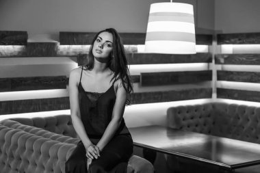 Genç, güzel esmer kadın hareket halinde. - Evet. Parlak gece elbisesi içindeki çekici kız gece kulübünde dans ediyor..