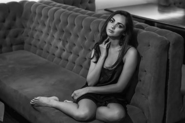 Genç, güzel esmer kadın hareket halinde. - Evet. Parlak gece elbisesi içindeki çekici kız gece kulübünde dans ediyor..