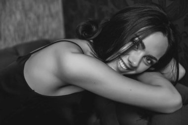 Genç, güzel esmer kadın hareket halinde. - Evet. Parlak gece elbisesi içindeki çekici kız gece kulübünde dans ediyor..