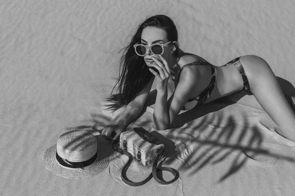 Σέξι Κορίτσι Στην Άμμο Ένα Λευκό Μπικίνι — Φωτογραφία Αρχείου
