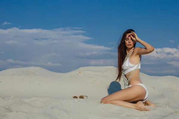 Sexy Meisje Het Zand Een Witte Bikini — Stockfoto