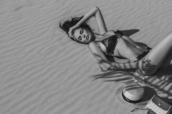 Sexy Meisje Het Zand Een Witte Bikini — Stockfoto