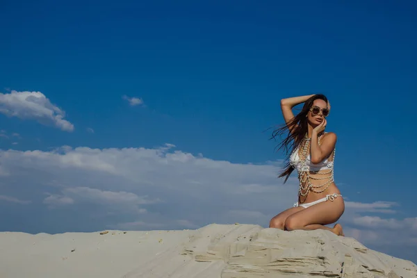 Sexy Ragazza Sabbia Bianco Bikini — Foto Stock